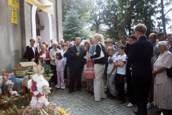 Wieńce przed Kościołem w Kołbaskowie