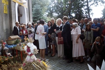 Wieńce dożynkowe przed kościołem w Kołbaskowie